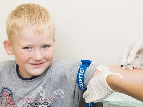Dziecko oddaje krew do analizy w przypadku podejrzenia zakażenia pasożytami