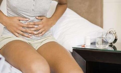ból brzucha kobiety spowodowany obecnością pasożytów